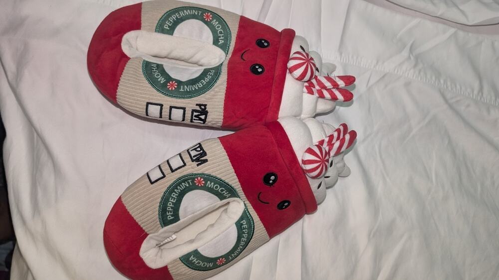 Feetmoji Women's Slip-On Slippers Red White Size 7-8 Peppermint Latte NWT